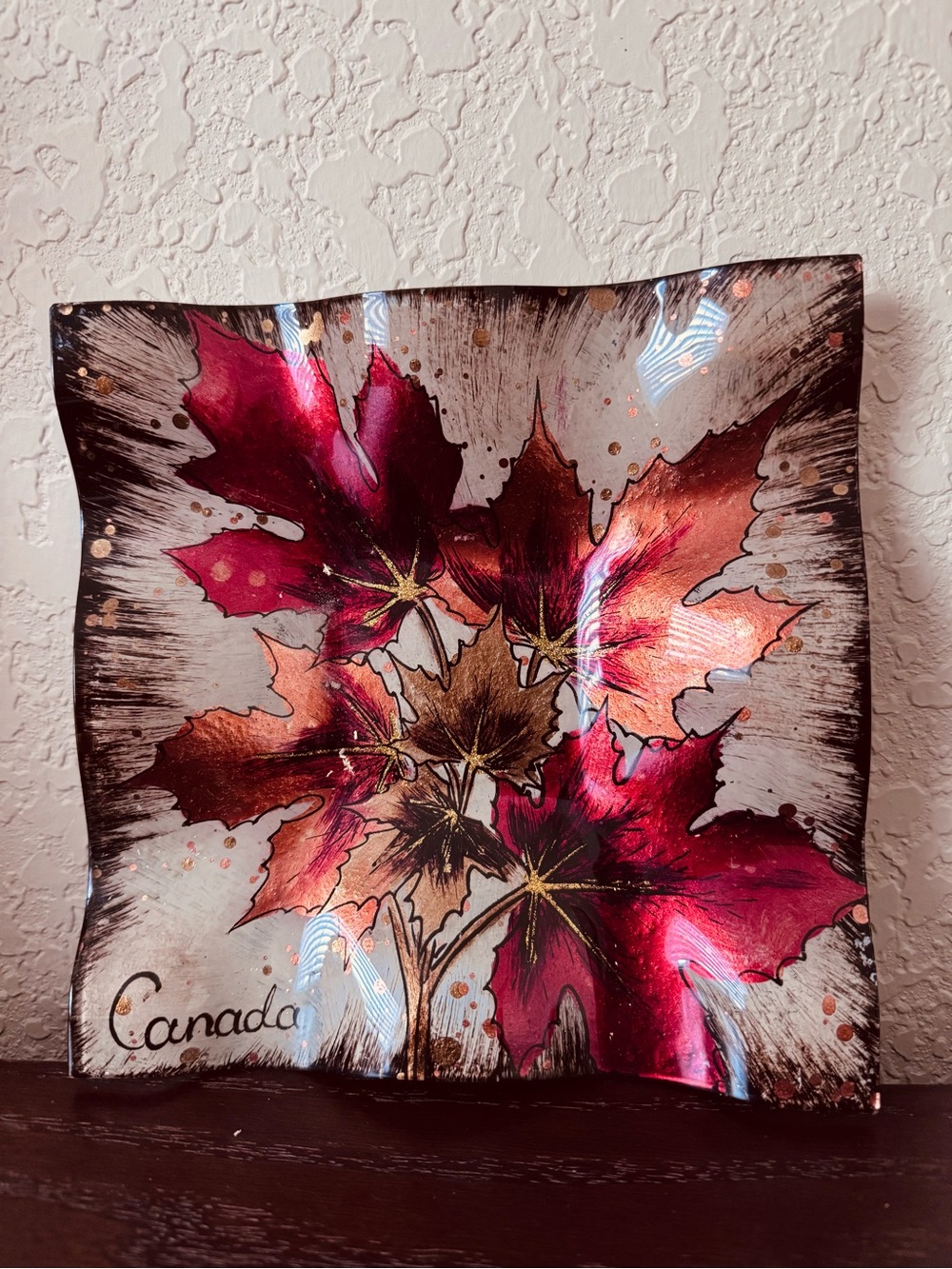 Decorative Canada Maple Leaf Glass Accent Plate - Red & Brown, 8”x 8” 🦋